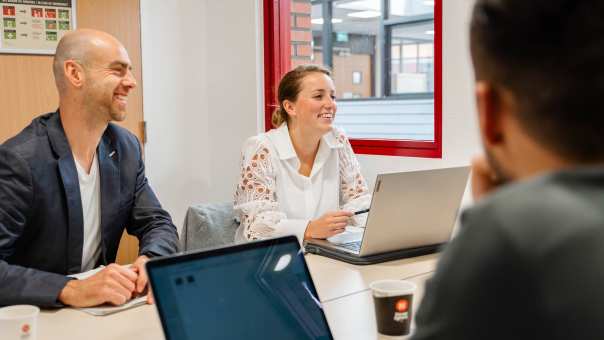 Studenten met laptop in overleg