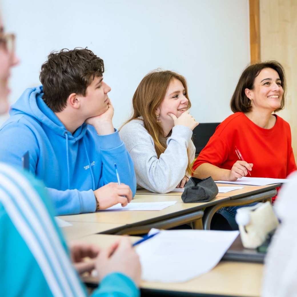 Twee studenten werken samen in het I/O gebouw