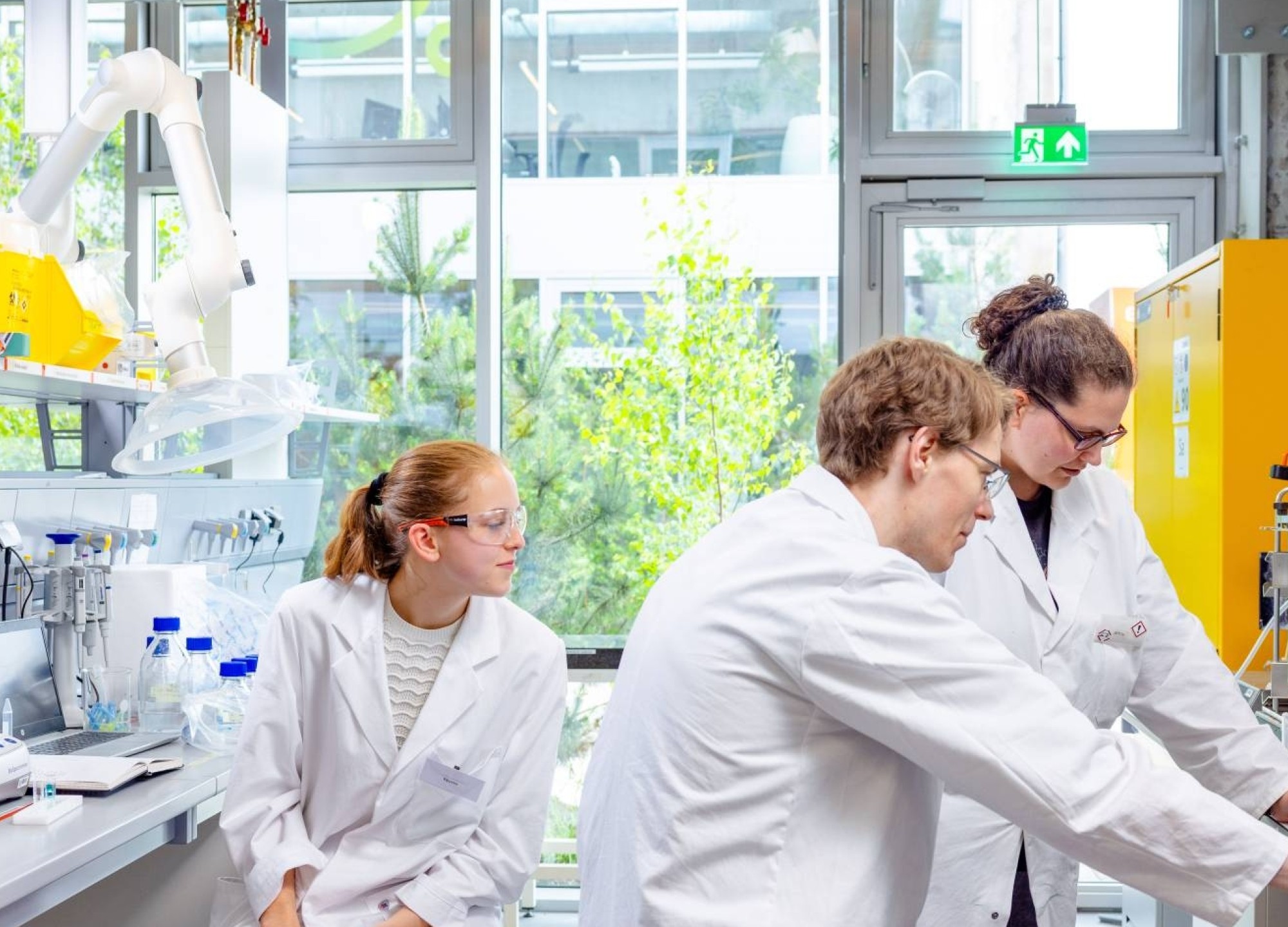 Deeltijdstudenten werken samen in een laboratorium op de HAN.