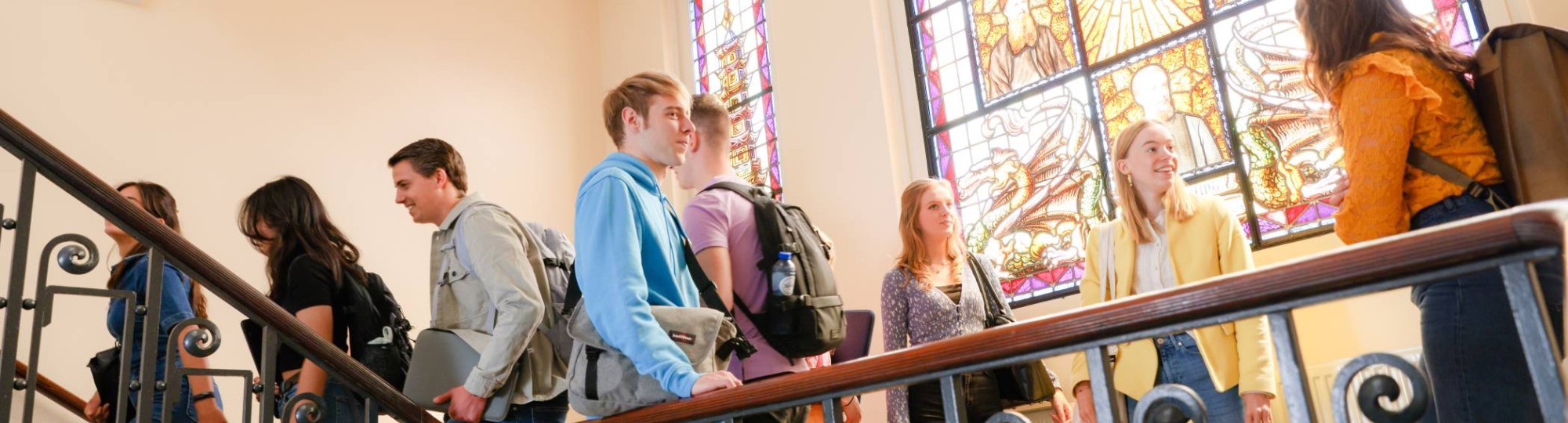 Food & Business studenten lopen door campus