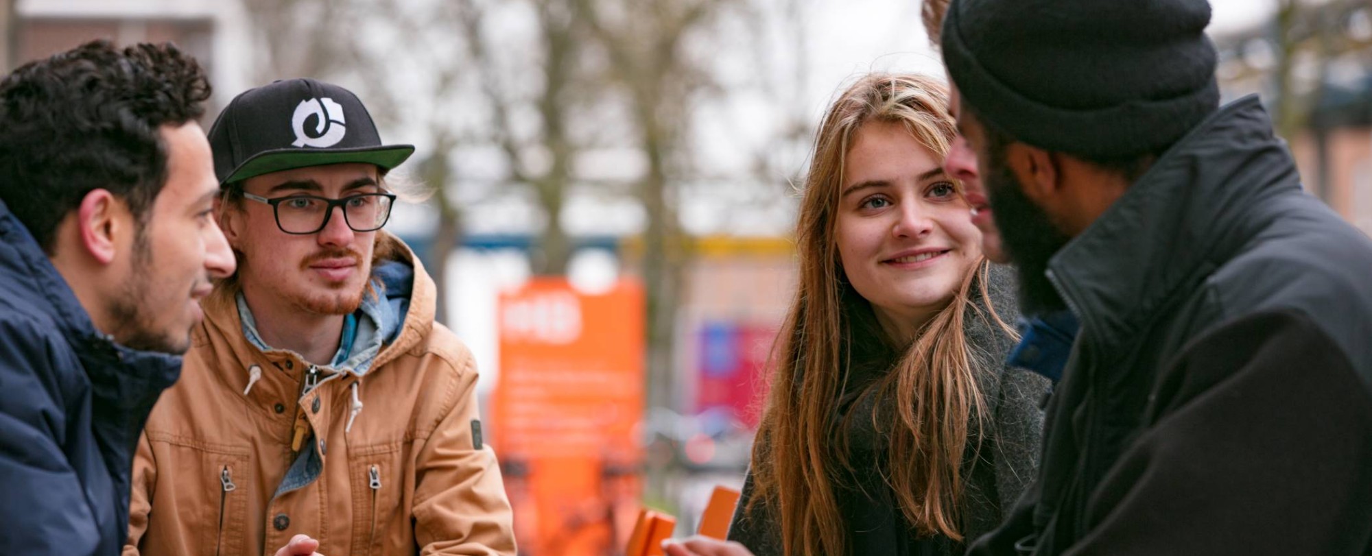 4 studenten aan tafel. SEECE, hybride leeromgeving, IPKW, MIC, Powerlab, Engineering, Elektrotechniek, Werktuigbouwkunde, Industrieel Product Ontwerpen