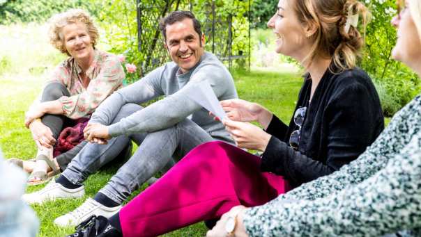 Studenten van de master pedagogiek namen de les mee naar buiten