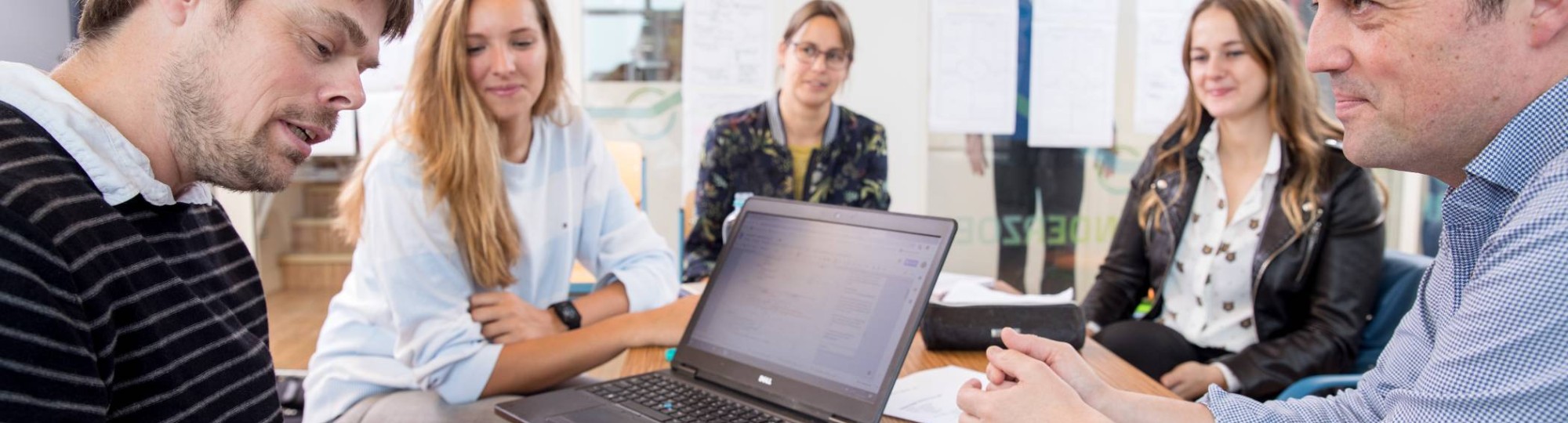 wijkdocent en professionals samen aan het werk