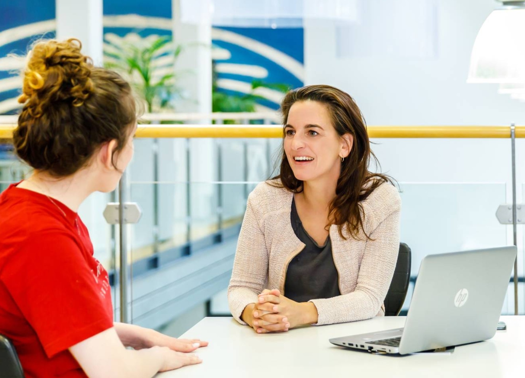 docent lach naar student tijdens twee gesprek