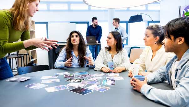 Studenten Toegepaste Psychologie in gesprek met de docent