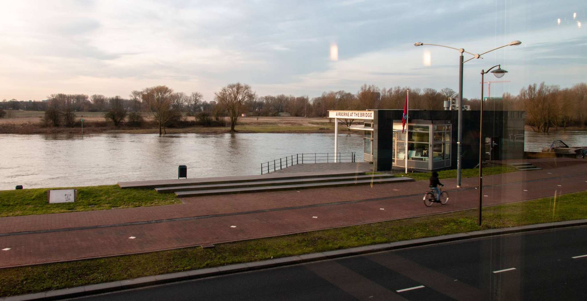 De Zuidgalerij van het Huis der Provincie kijkt uit op de bouwlocatie Meinerswijk