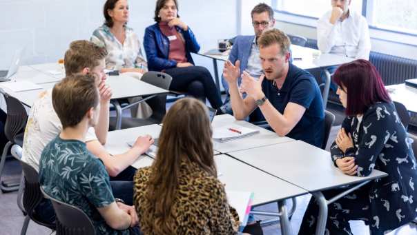 Studenten in gesprek over Digital Twin tijdens HAN Unexpected