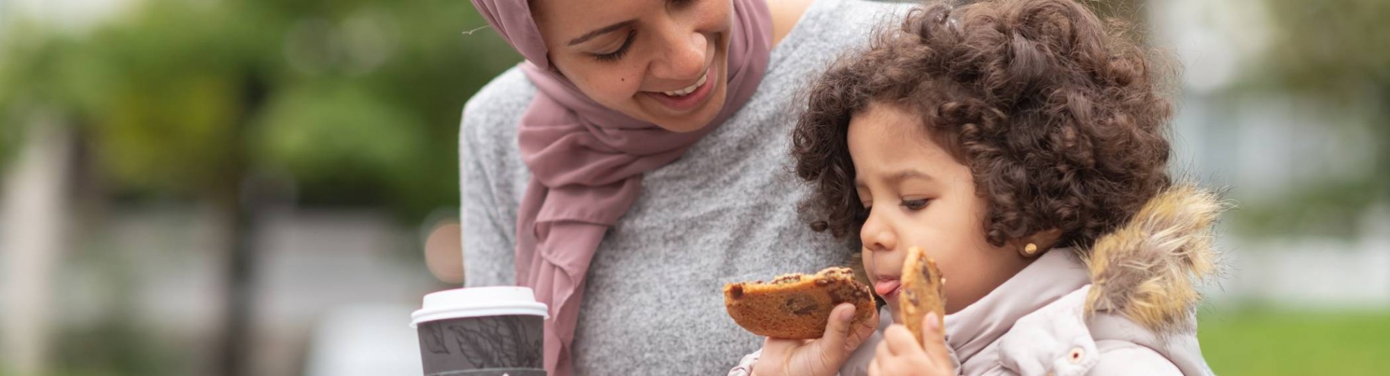 vrouw met kind op bankje, met drinken