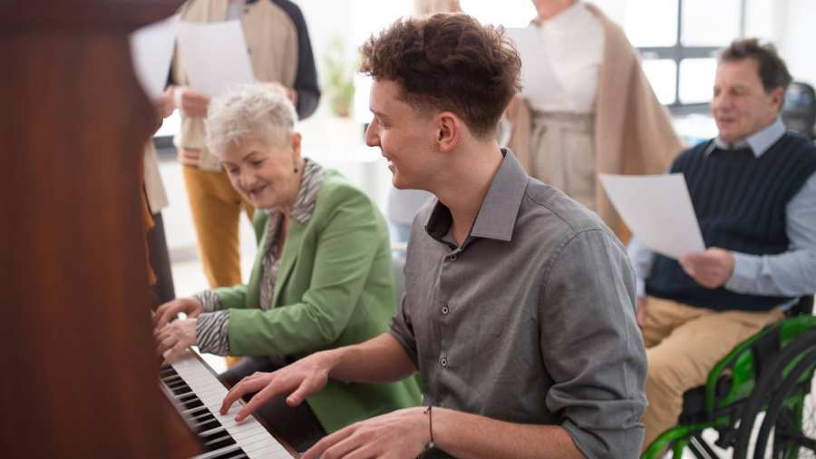 Ouderen mensen spelen piano