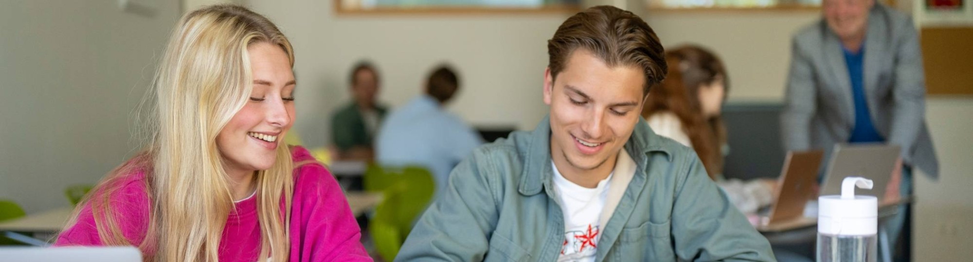 Twee studenten werken samen en hebben plezier. 