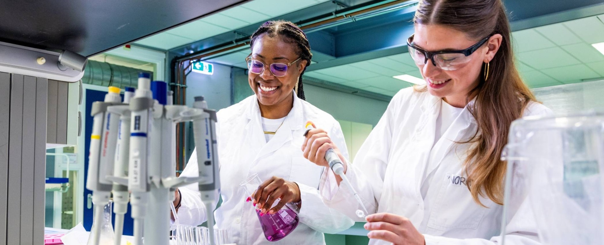 studenten met een pipet aan het werk in een bml lab