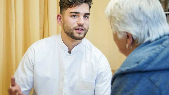 Voltijd Verpleegkunde student in gesprek met cliÃ«nt/ patiÃ«nt-4