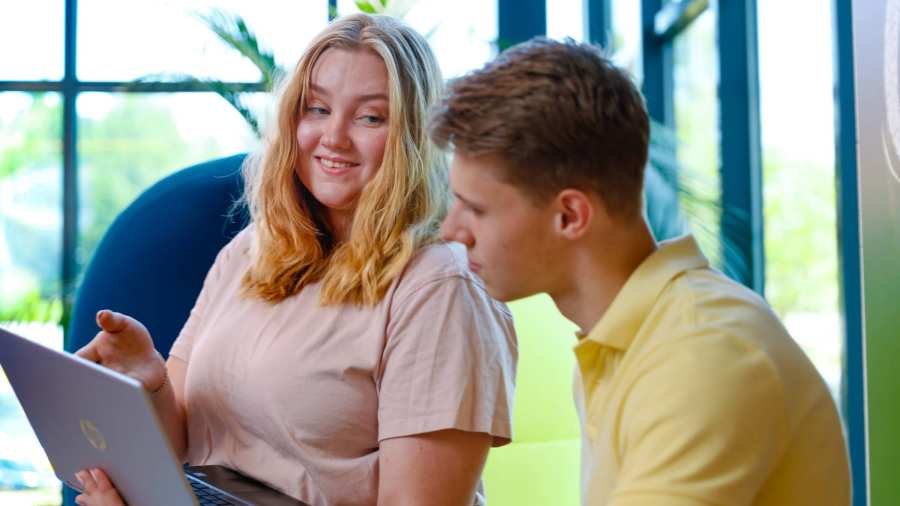 student man en vrouw overleg