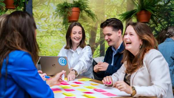 Commerciële Economie groep studenten bij de Brew met sticky notes