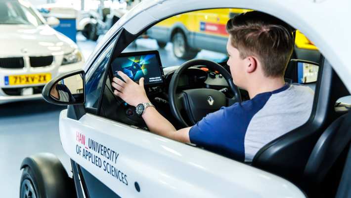 Studenten in automotive lab streetdrone