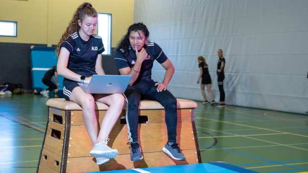 alo liggende foto studenten met laptop in gymzaal selena en esteban 2022