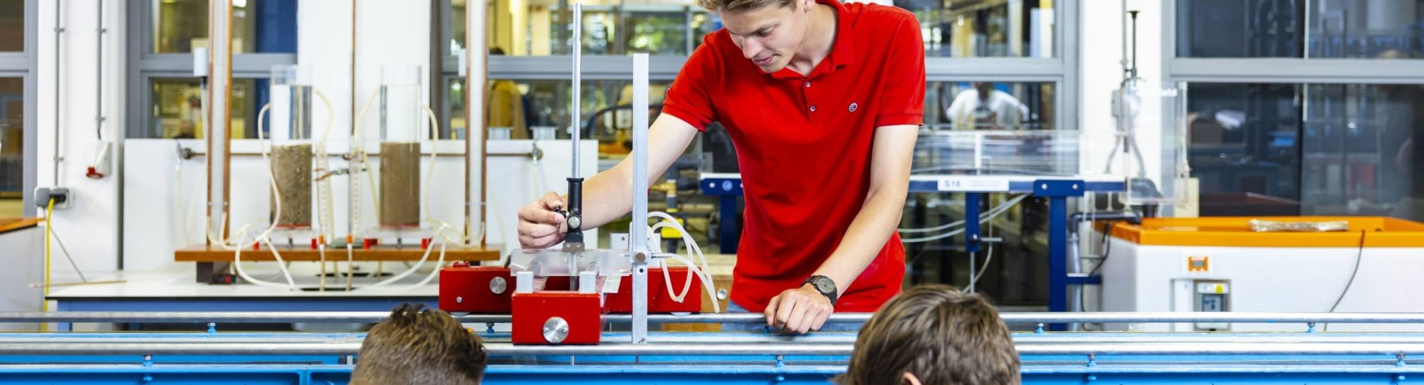 drie studenten simuleren in het waterlab situaties voor civiele techniek waterbouwkunde 