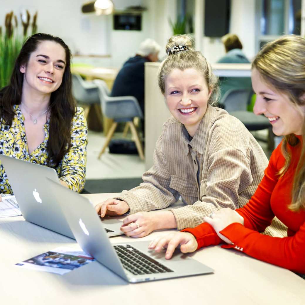 drie studenten met twee laptops