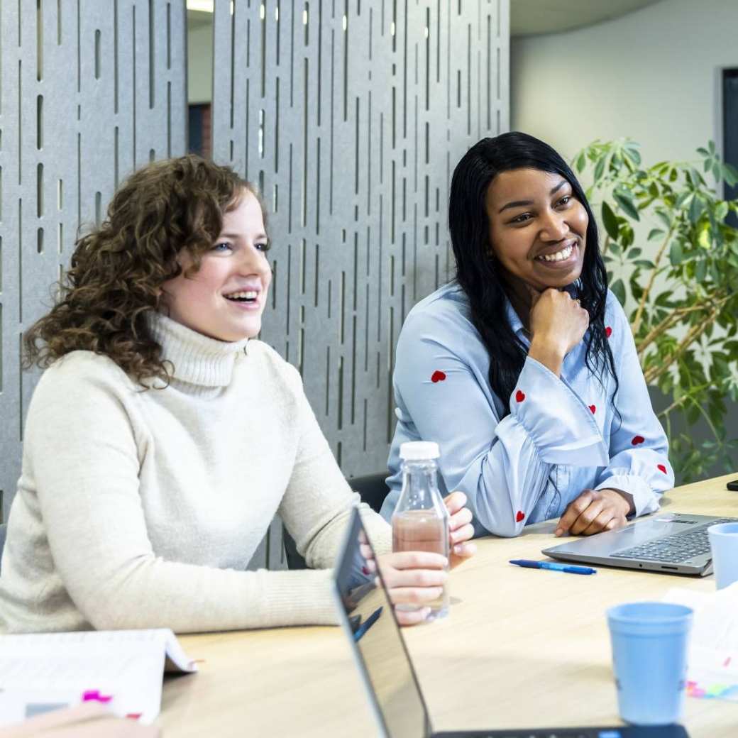 studenten accountancy deeltijd in overleg in gemeenschappelijke ruimte HAN Arnhem, finance, financieel, AFEM