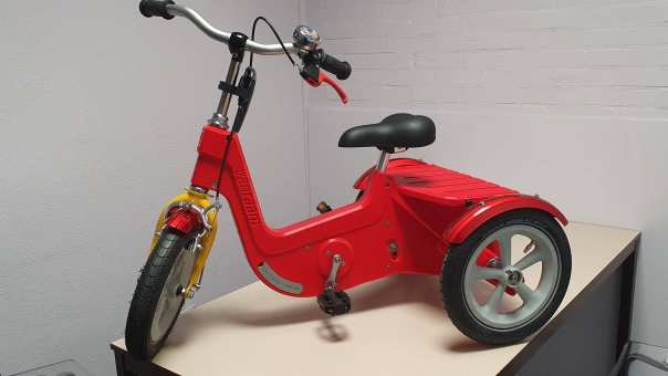 Rode 3d geprinte kinderfiets voor kinderen met een beperking. Van RAAM, Smart Region