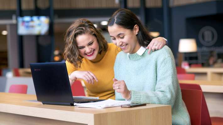 GGM K33 kantine rode hoge stoelen studenten