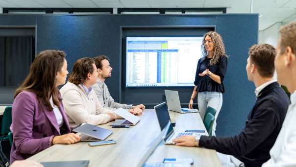 Studenten van de bachelor Commerciële Economie deeltijd, duaal in gesprek en samenwerken. 