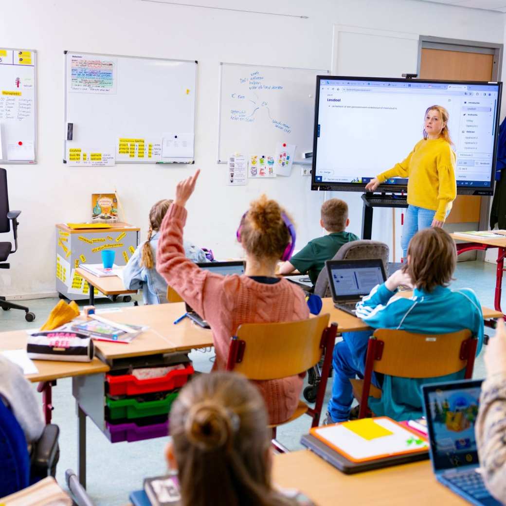 Lerares geeft een instructie aan de klas