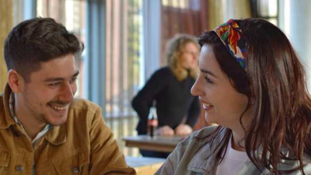 studenten in gesprek aan de bar