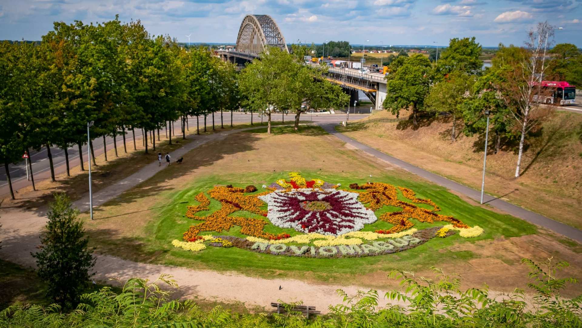 Uitzicht op Waalbrug en Noviomagus in Nijmegen