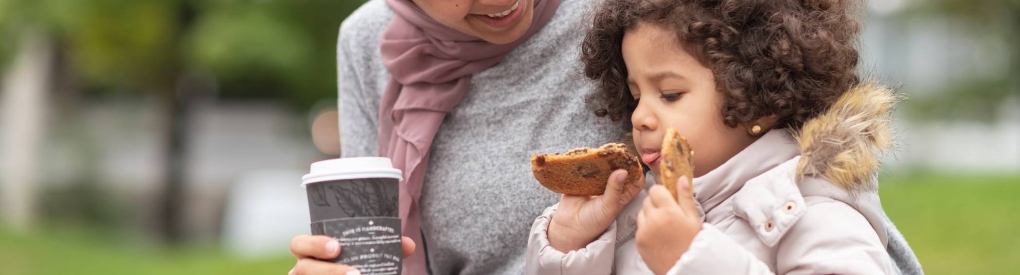 vrouw met kind op bankje, met drinken