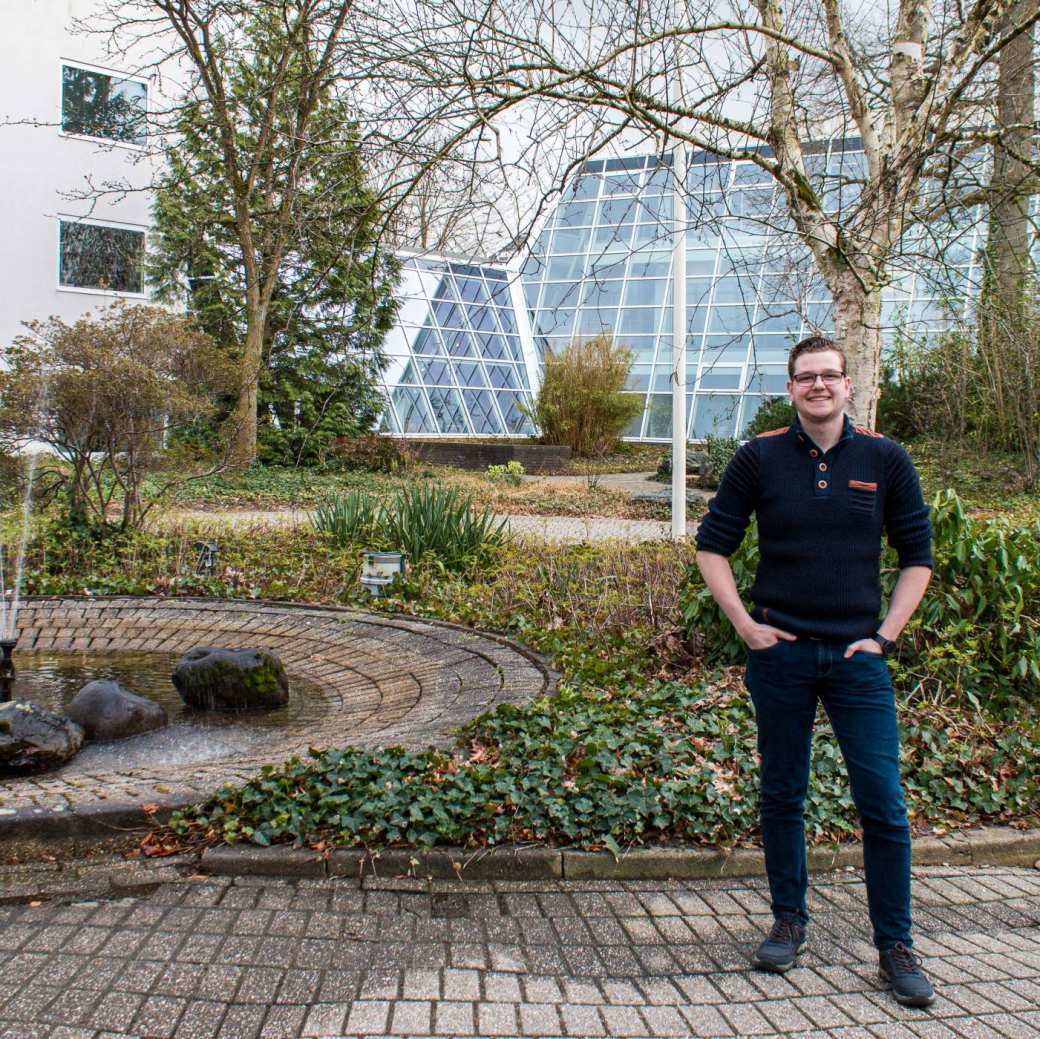 Andries Mastenbroek voor Ingenieursbureau ABT in Velp, waar hij stage loopt bij Adviesbureau Luning BV