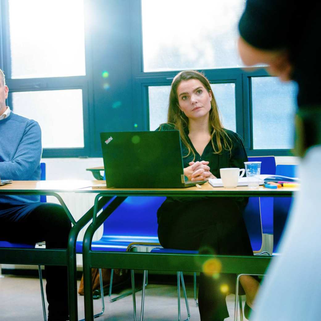 Studenten van de master Business Sales luisterend tijdens college.