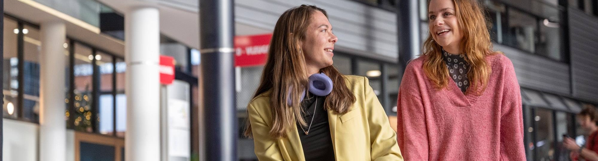 2 studenten praten met elkaar op de campus in Nijmegen.