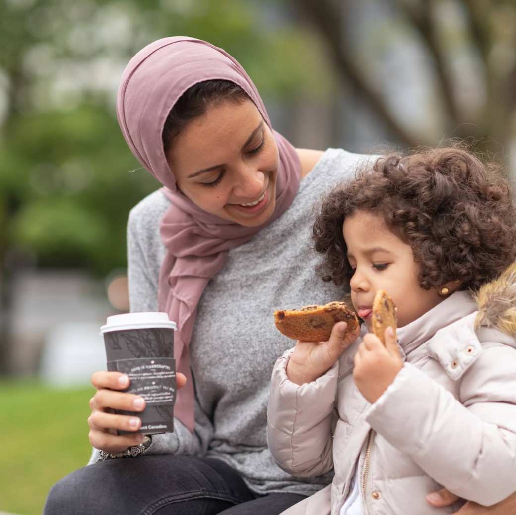 vrouw met kind op bankje, met drinken