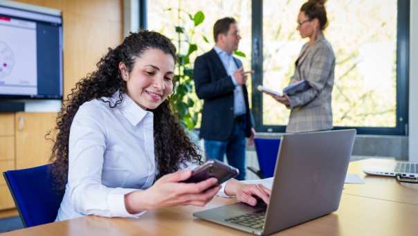 Post-hbo Bedrijfskunde, samenwerken, laptop, overleggen, 2022