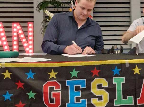 Julian heeft zijn bachelor Werktuigbouwkunde (WTB) aan de HAN met glans afgerond. Met een gemiddelde van een 9 mag hij zich terecht cum laude noemen. Een groot deel van dit 'met lof' succes is te danken aan zijn afstudeerstage bij Terberg Special Vehicles.