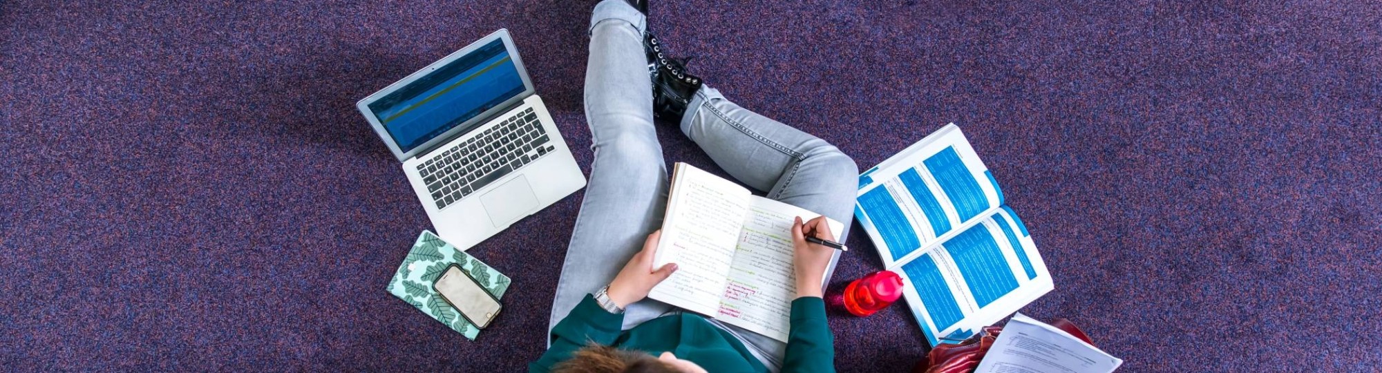 Studenten studeren in studiecentrum en maakt notitie, van bovenaf