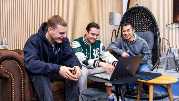 Studenten achter de laptop op de HAN in Nijmegen