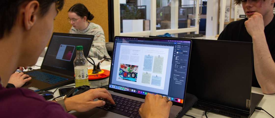 Studenten CMD werken tijdens werkplaatsdag met photoshop