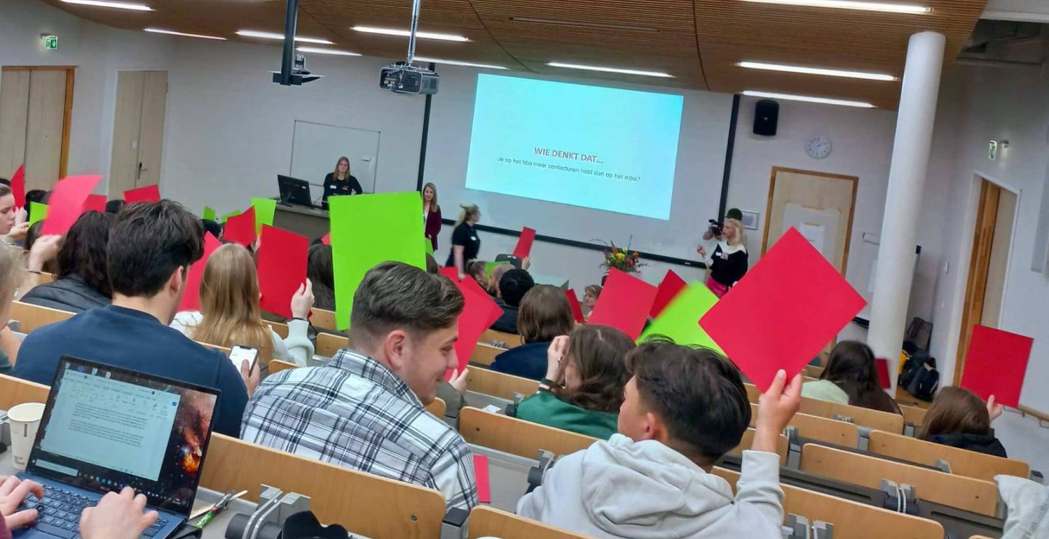 Studenten tijdens mbo-hbo proefstudeerdag met ROC