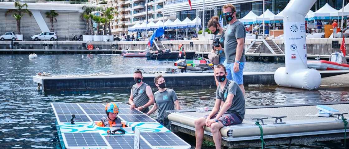 piloot van de solarboot is Mitchel. In het water staat links Rene en daarnaast Mik. Op de kant zit Remon en op de kade staan Leonie en Jurian. SEECE