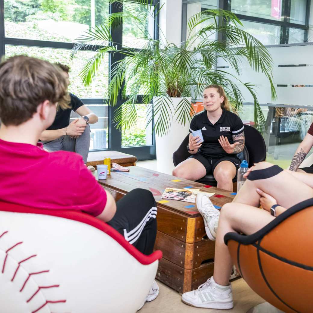 sport sportkunde en alo studenten en docenten op sportveld en gymzaal