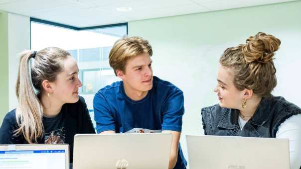 Studenten van de studie Human Resource Management in overleg