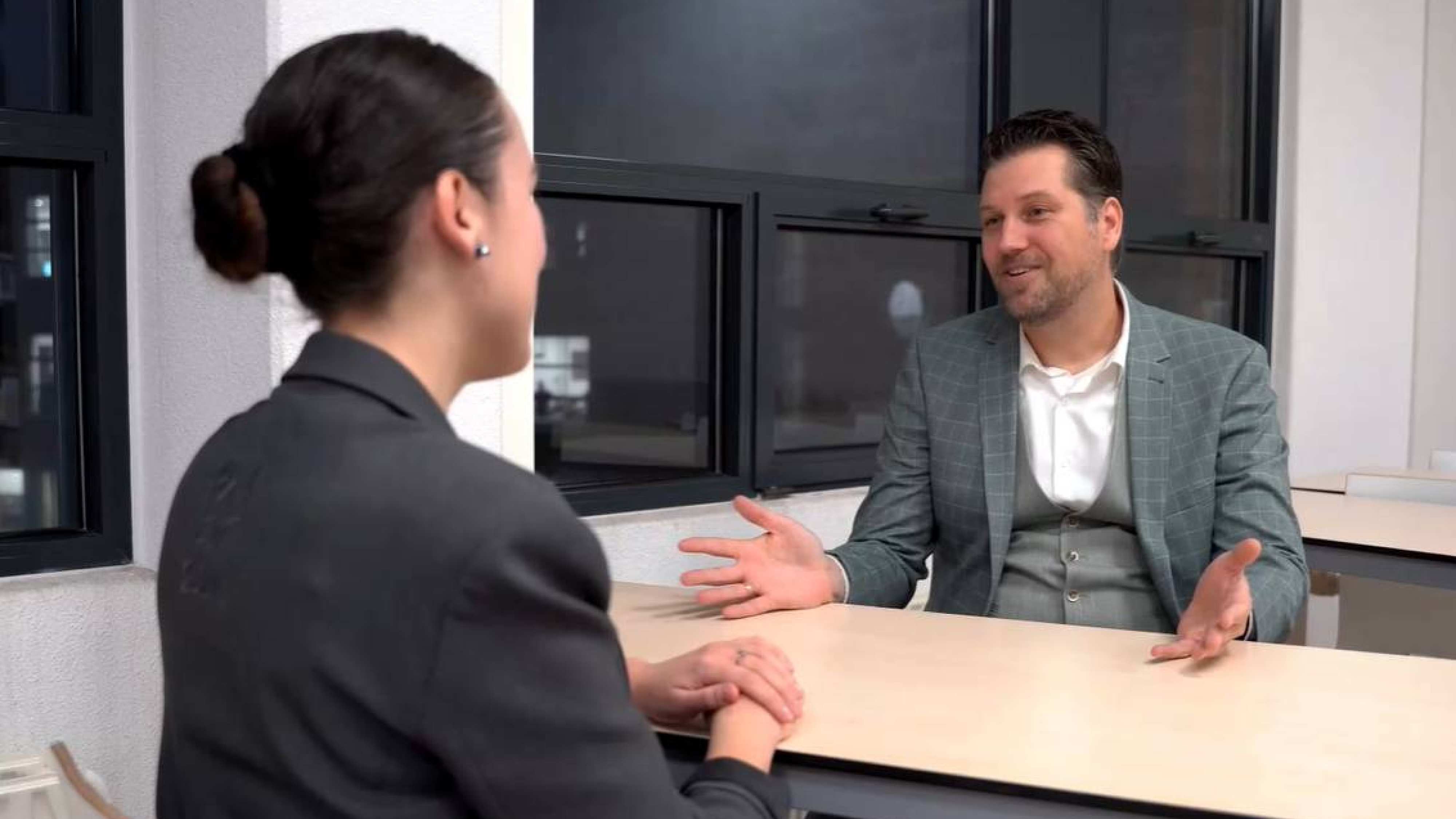 Opleidingscoördinator Sander Boelens voert een adviesgesprek met een studiekiezer deeltijd.