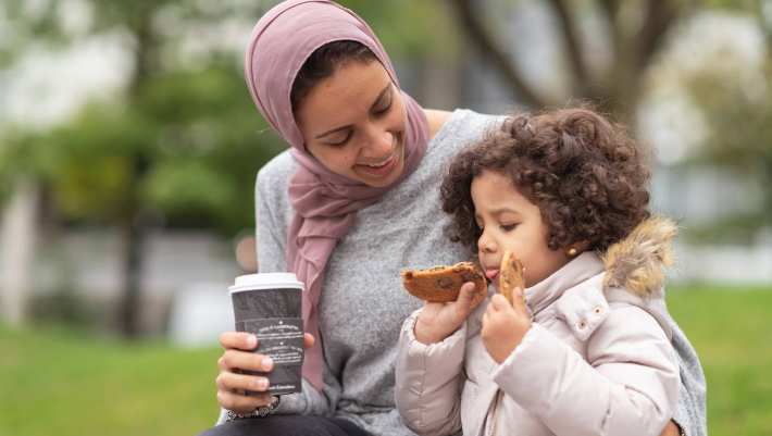 vrouw met kind op bankje, met drinken