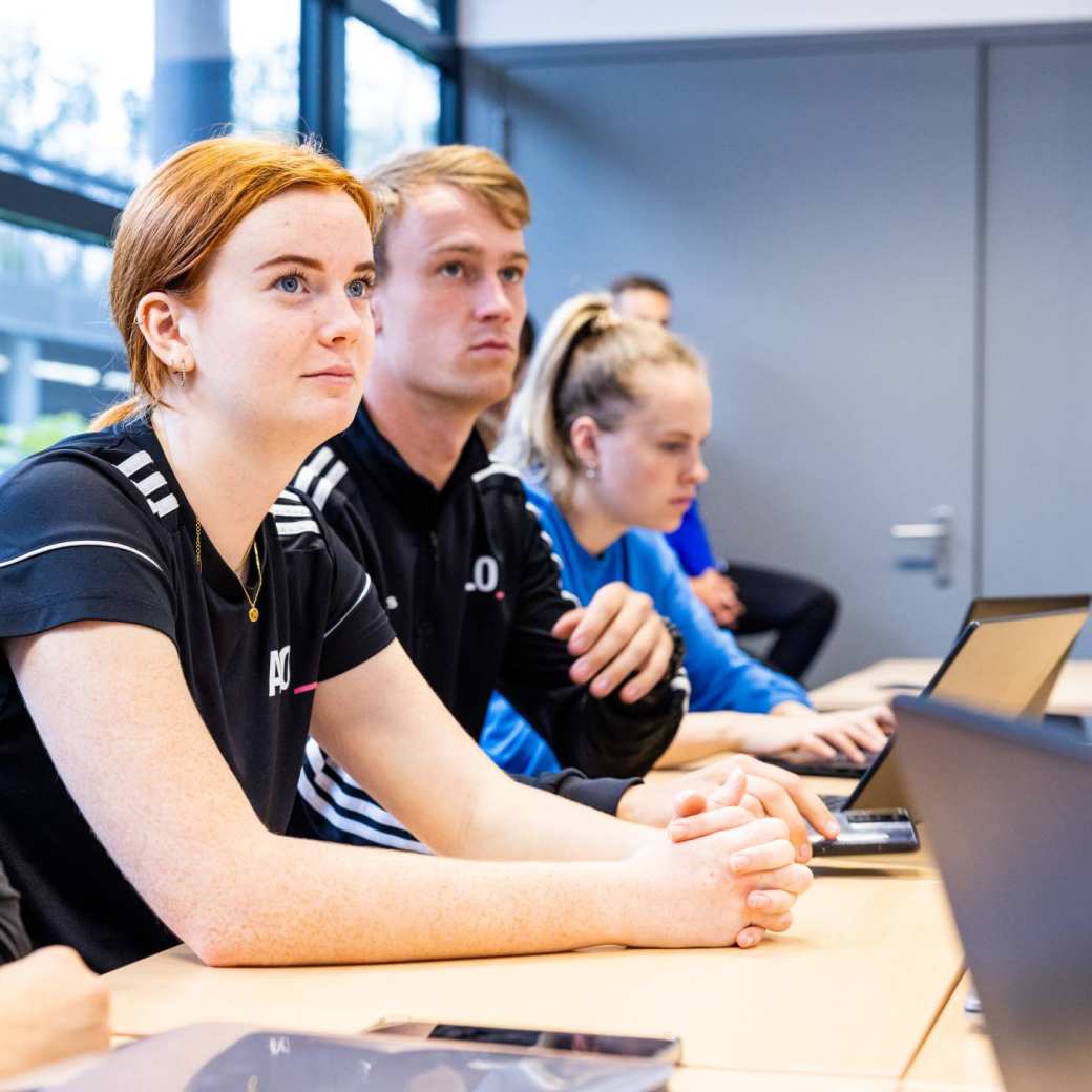 Studenten letten op in de les.