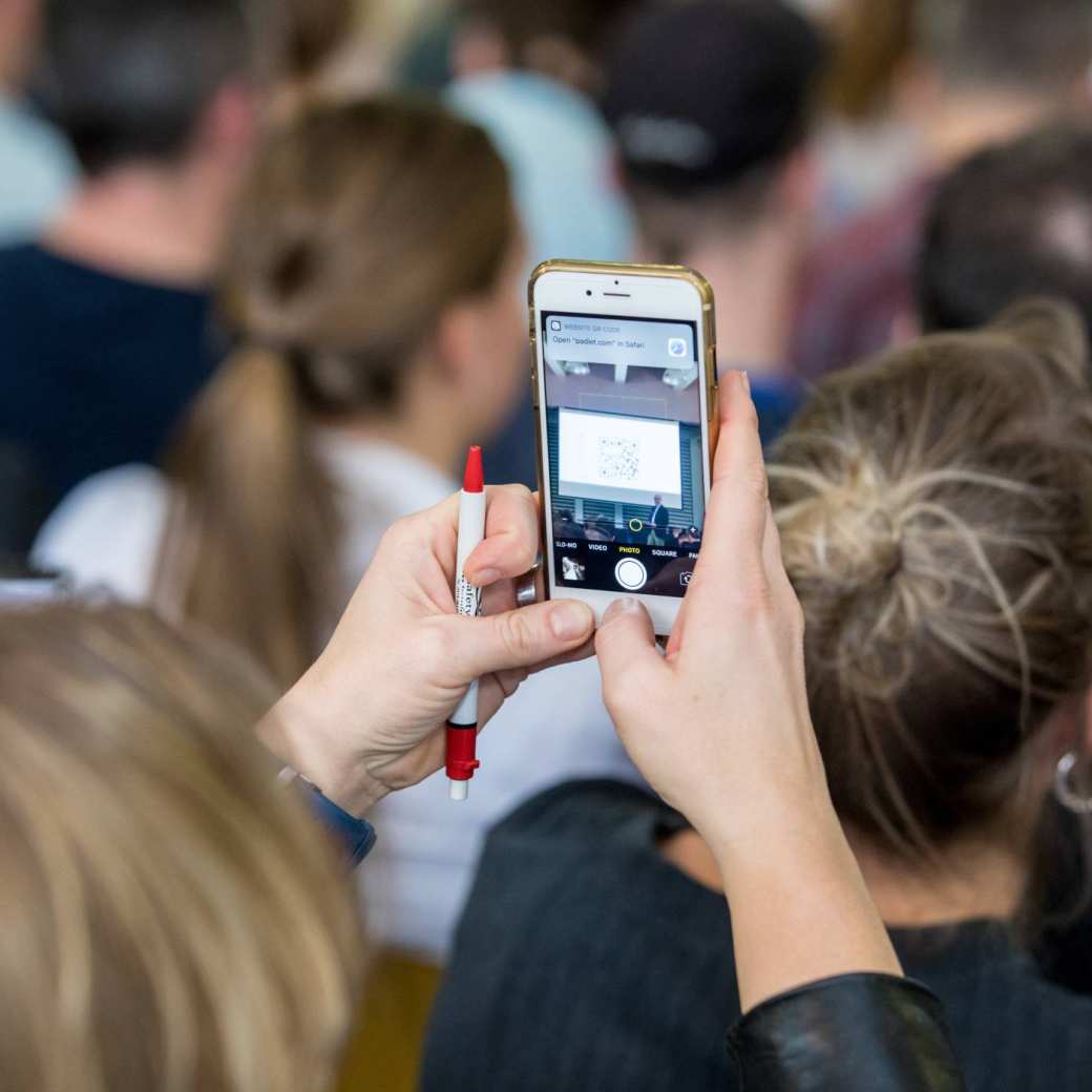 Deelnemer maakt foto van presentatie