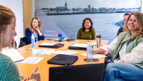 Vrouw legt casus uit. Groene trui aan. Locatie Groenewoudseweg. opleiding maag-, darm-, leververpleegkundige.