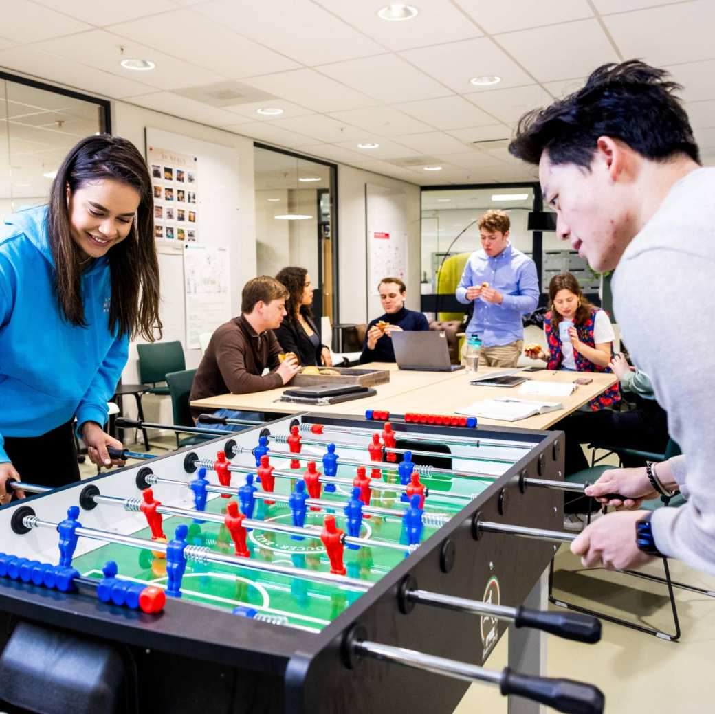 Studenten hbo bedrijfskunde van de HAN spelen tafelvoetbal