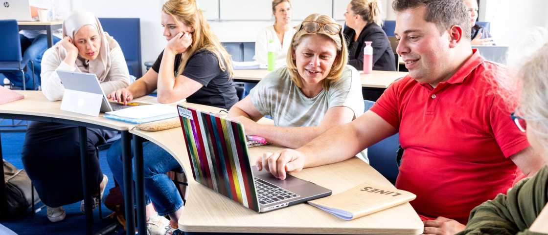 Studenten van de master pedagogiek volgen een les op de groenewoudseweg